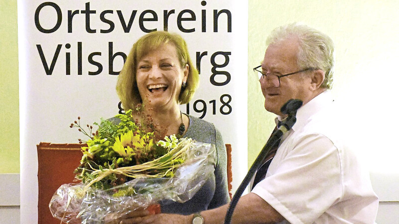 Zweiter Bürgermeister Johann Sarcher gratulierte der Vorsitzenden Theresa Bergwinkl zur Wiederwahl.