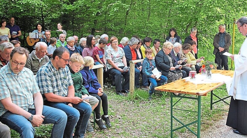 Unter grünem Blätterdach lud die Bürgergemeinschaft Elsendorf zur Maiandacht mit Pfarrer Vogl ein.
