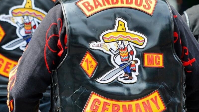 "Bandidos Germany" steht auf dem Rücken von Westen, die Mitglieder des Motorradclubs "Bandidos" tragen.