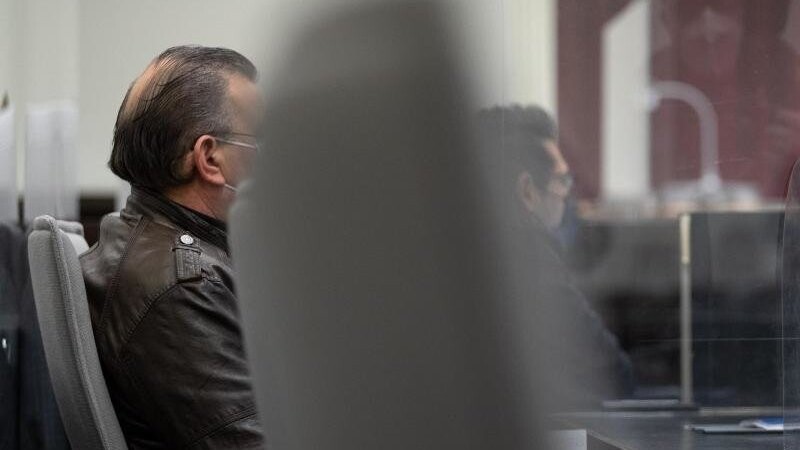 Der Angeklagte (l.) sitzt neben seinem Verteidiger Ashraf Abouzeid im Schwurgerichtssaal vom Landgericht Paderborn.