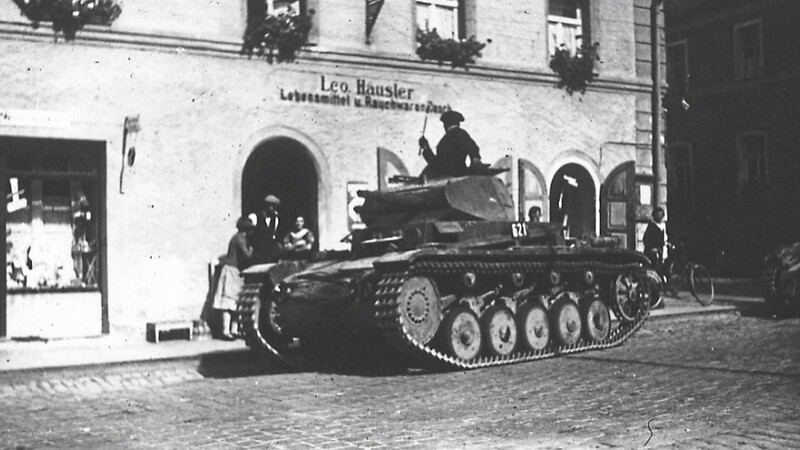 Ein Panzerkampfwagen III vor dem Anwesen Leonhard Häusler am Rötzer Marktplatz