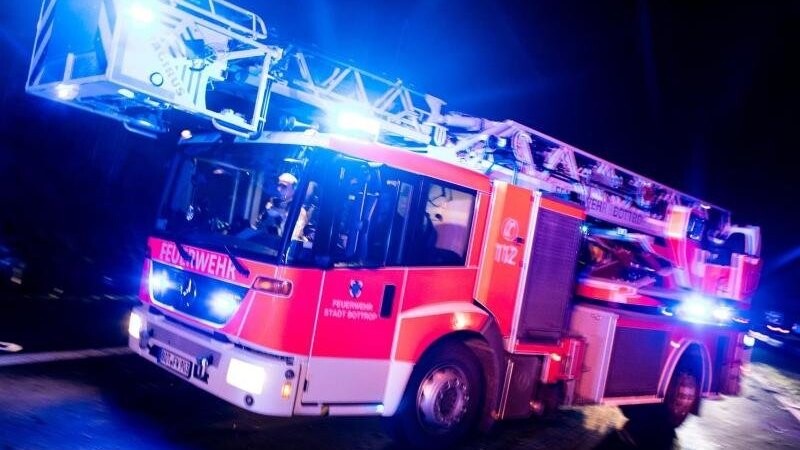 Bei einem Feuer in Bruck wurde eine Person schwer, drei weitere leicht verletzt (Symbolbild).