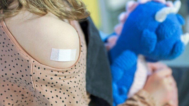 Ein Pflaster klebt auf dem Arm eines siebenjährigen Mädchens, nachdem es gegen das Covid19-Virus geimpft wurde.