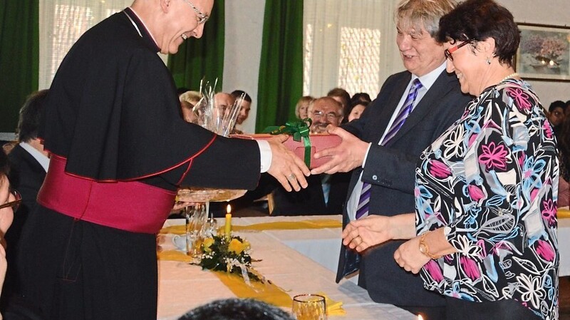 Kirchenpfleger Alois Mandl und Pfarrgemeinderätin Irmgard Mitschke überreichten ein Geschenk an Bischof Dr. Rudolf Voderholzer.