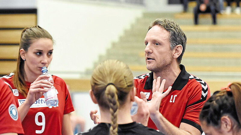 Raben-Trainer Luca Tarantini ermunterte seine Spielerinnen immer wieder, doch am Ende reichte es nicht zum Erfolg gegen Offenburg.