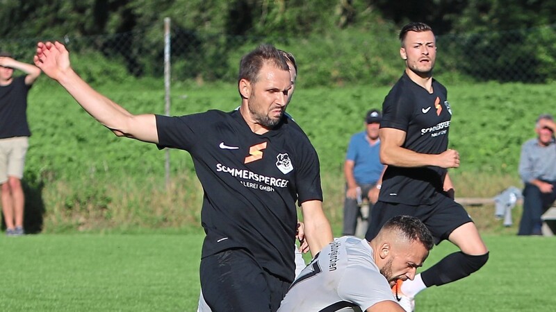 Verlassen im Sommer den FC Dornach und gehen dann getrennte Wegen: Das Spielertrainerduo "Beppe" Kerscher (vorne in schwarz) und Stefan Seidl.