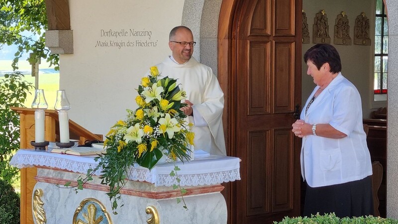 Kapellenverein-Vorsitzende Rosmarie Niklas sagte Pfarrer Kruschina ein Vergelt's Gott.