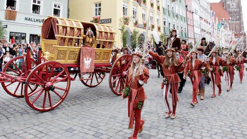 Der Hochzeitszug durch die Altstadt. Auf dem Bild aus dem Jahr 2013 ist übrigens Anna Temporale als Brautpage zu sehen (2. v. vorne).