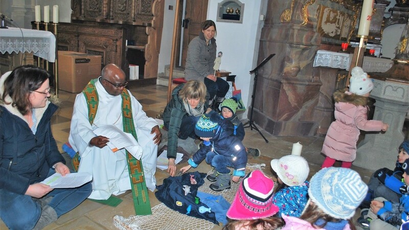 Interessiert und aktiv beteiligen sich die Kleinkinder am Gottesdienst.