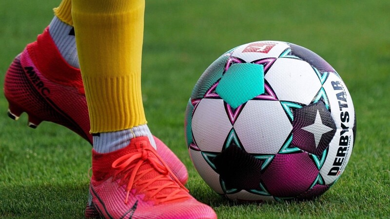 Der Amateurfußball in Bayern ist in vollem Gange. Laut Angaben des Bayerischen Fußball-Verbandes ist die Zahl der coronabedingten Spielabsagen zum dritten Mal in Folge gesunken.