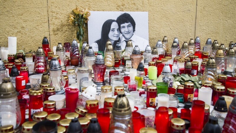 Kerzen sind neben einem Bild des Investigativjournalisten Ján Kuciak und seiner Verlobten aufgestellt. In Bratislava beginnt am Donnerstag der Prozess um den Mord an den beiden.