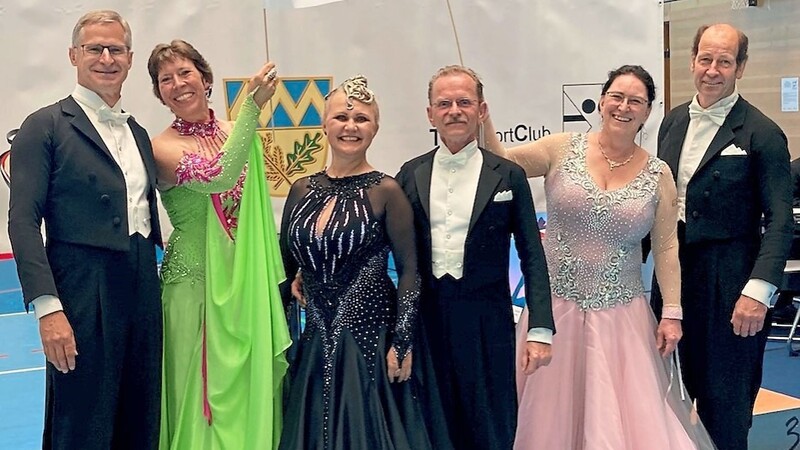 Die einheimischen Tanzpaare Heinz und Monika Wittmann, Wioleta Ilnika und Krzysztoph Ilnicki sowie Susanne und Willi Mengelkamp hoffen auf den einen oder anderen Pokal beim Turnier der TSG Gammelsdorf.
