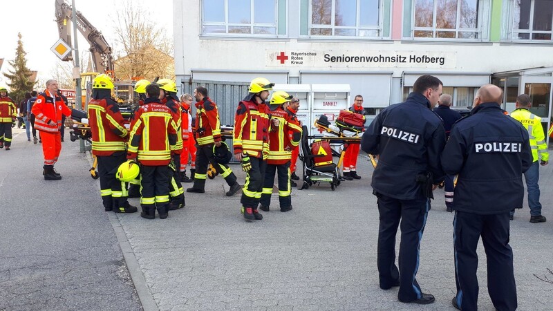 Brisanter Einsatz am Dienstagmorgen für die Landshuter Feuerwehr. Auf einer Baustelle am Hofberg, direkt am BRK-Seniorenwohnheim, wurde eine Gasleitung beschädigt. Kurzzeitig bestand sogar Explosionsgefahr.