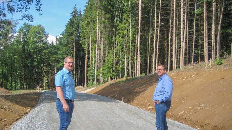 Hans Hutter (li.) und Franz Wittmann bei der Besichtigung der Gemeindeverbindungsstraße zwischen Unterbrettersbach und Staudenschedl, die Ende Juli fertiggestellt sein soll.