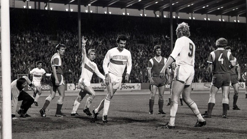 Historisch! Ottmar Hitzfeld (Mitte) traf 1977 sechsmal in einer Partie gegen den SSV Jahn.