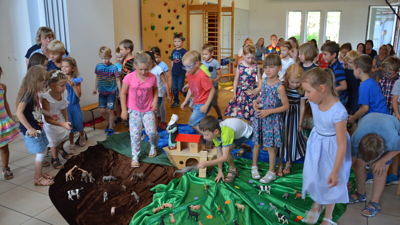 Beim Predigtspiel durften die Kinder die Tiere aus der Arche Noah wieder an Land bringen.