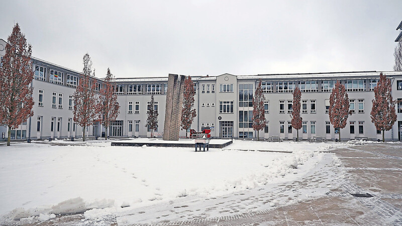 Menschenleer wie sonst allenfalls in vorlesungsfreien Zeiten zeigt sich der Campus der Hochschule Landshut. In manchen Räumen können allerdings trotz der Corona-Pandemie Präsenzprüfungen durchgeführt werden.