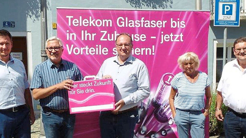 Vertreter der Telekom überbrachten Bürgermeister Herbert Lichtinger (Mitte) und Maria Reicheneder von der Stadtverwaltung (Zweite von rechts) die gute Nachricht, dass die Telekom das Glasfaser-Netz im Stadtkern eigenwirtschaftlich aufrüsten will.