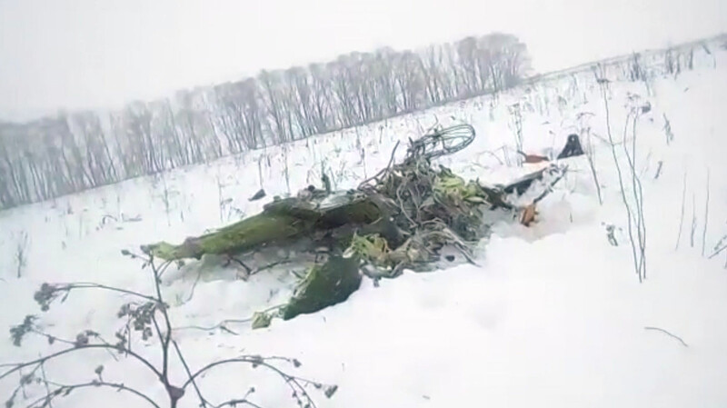 Das Standbild aus einem Video, welches von Life.ru über die AP zur Verfügung gestellt wurde, zeigt Trümmerteile eines Flugzeugs vom Typ An-148 auf einer Wiese ca. 40 km vom Flughafen Domodedowo entfernt.