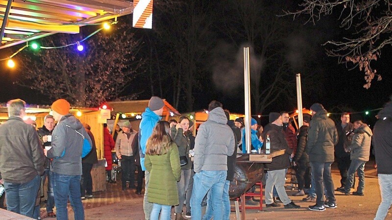Viele Besucher kamen zum abendlichen Winterfest. - Auch die Kleinen fühlten sich wohl beim Fest in Oberlindhart.