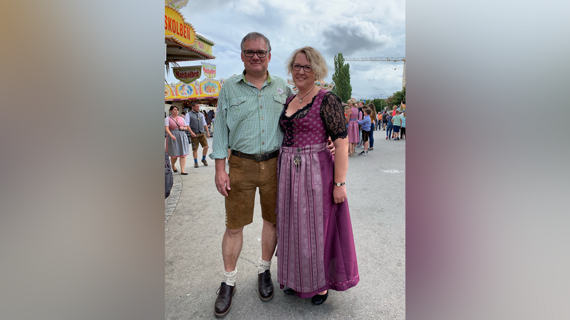 Unser Outfit des Tages tragen am letzten Volksfesttag Maximilian und Susanne Steinkirchner aus Wallersdorf.