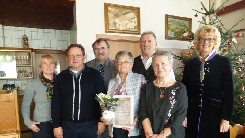 Die VdK-Vorstandschaft bedankte sich bei Waltraud Götzenberger für ihren langjährigen Einsatz mit einem Geschenk.