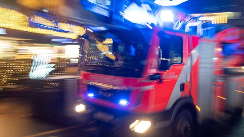 In der Nacht von Donnerstag auf Freitag kam es in einem Wohnhaus in Poikam bei Bad Abbach zu einem Brand. Die Feuerwehr war im Einsatz. (Symbolbild)