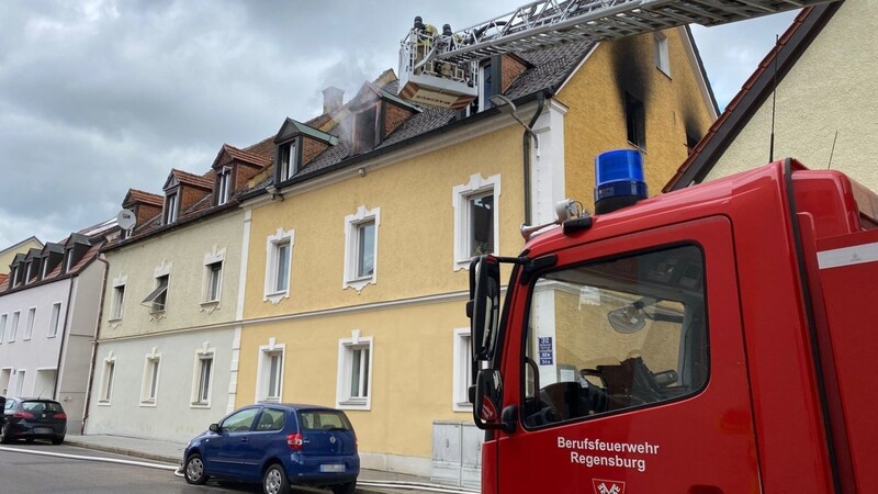 Das Feuer war offenbar im Dachstuhl der Doppelhaushälfte ausgebrochen.