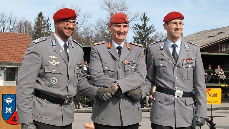 Der Kommandowechsel ist vollzogen (von links): Oberstleutnant Jörg Witoschek, Brigadegeneral Jörg See, Oberstleutnant Michael Hanisch.