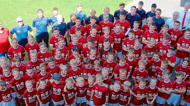 Voller Vorfreude starteten Kinder, Trainer, SpVgg-Führung, Bürgermeister und Sponsoren am Dienstag in die 5. SpVgg-Fußballschule.