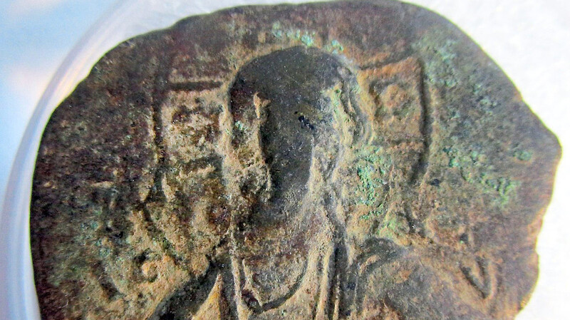 Auf der Vorderseite der 1 000 Jahre alten Münze, die ein Vierjähriger gefunden hat, ist den Angaben nach eine Christusbüste mit Bart und Krönungsmantel abgebildet.