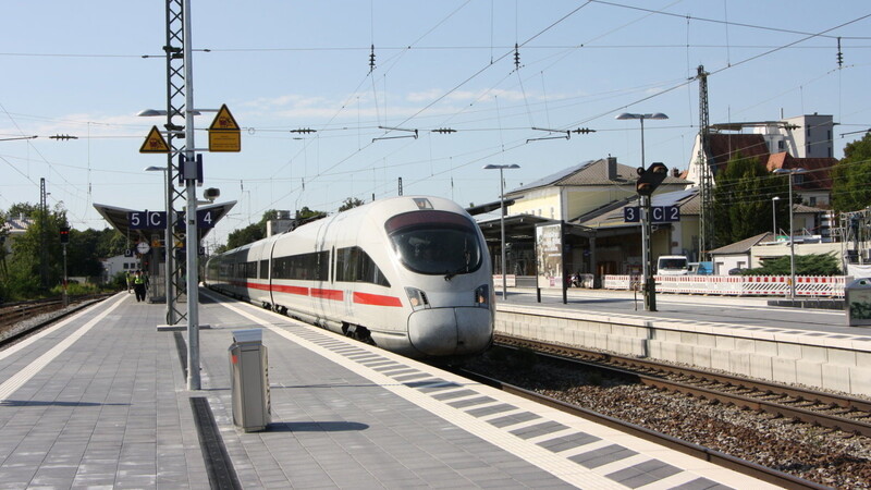 Im September 2019 hält der ICE Berlin-Wien erstmals planmäßig in Straubing. Eigentlich sollte eine Probephase darüber entscheiden, ob der Halt verstetigt wird. Jetzt geht alles viel schneller.