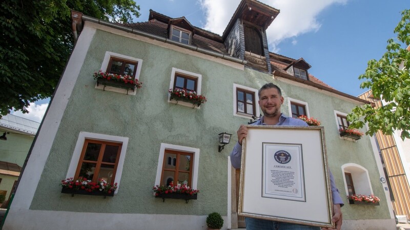 Ältestes Wirtshaus der Welt: Wirt Muk Röhrl 2018 mit dem Zertifikat des Guinness-Buchs der Rekorde.