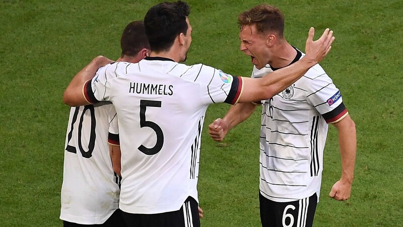 Robin Gosens, Mats Hummels und Joshua Kimmich (v. l. n. r.) bejubeln den zwischenzeitlichen Treffer zum 4:1 für Deutschland.