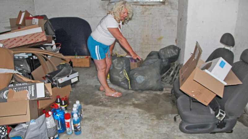 Anke Ostmeyer zeigt auf eine nasse Stelle im Keller, wo vor einer Woche nach einem Starkregenschauer das Wasser stand. Ihre Sachen seien kaputt, von den versprochenen Trocknungsgeräten keine Spur.