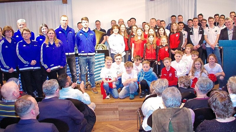 Über tolle Erfolge freuten sich die Blau-Weiß-Kegler, die Eishockeyfreunde Hofdorf, die TSV-Turnerinnen, die Wörther Fußballer und die Voltigiererinnen.