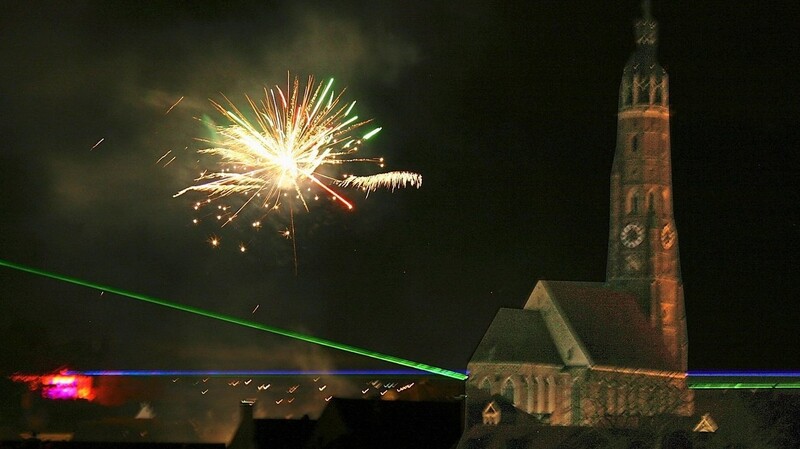 Ein farbenprächtiges Feuerwerk schmückte in der Silvesternacht den Himmel über der Landshuter Innenstadt. Doch so schön sich diese Kulisse ansehen lässt, verboten ist es trotzdem. Und das bereits seit vier Jahren.