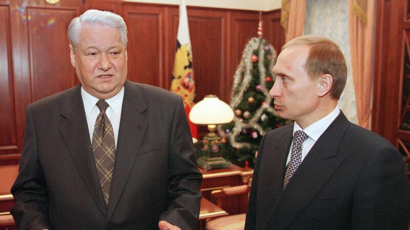 Der russische Präsident Boris Jelzin (l) und der russische Ministerpräsident Wladimir Putin unterhalten sich an Silvester 1999 im Kreml in Moskau. Jelzin hatte zuvor überraschend seinen vorzeitigen Amtsverzicht erklärt.