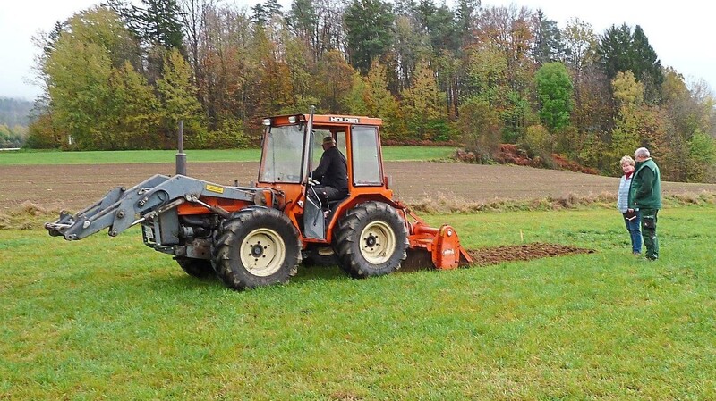 Beim Auffräsen des Bodens mit dem Traktor zur Bestimmung der Bodenbeschaffenheit und des pH-Wertes.