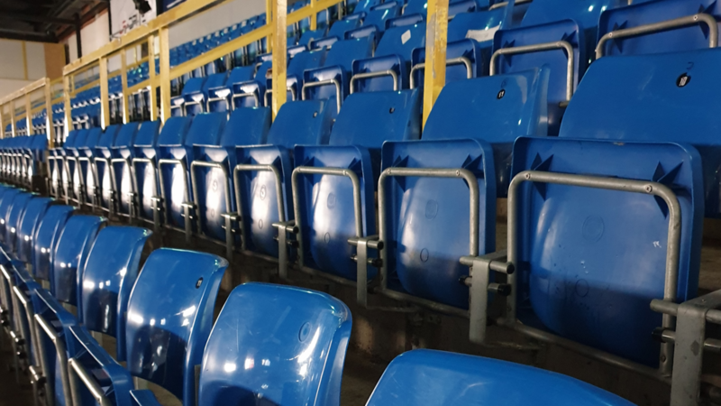 Die Sitze aus dem Landshuter Eisstadion stehen zum Verkauf.