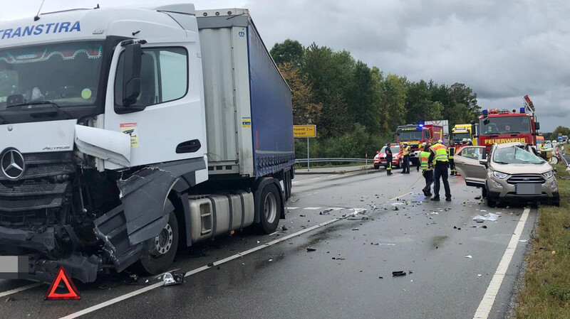 Für eine Sperrung der B20 sorgte der Unfall zwischen Auto und Laster am Freitagmittag bei Steinach im Kreis Straubing-Bogen.
