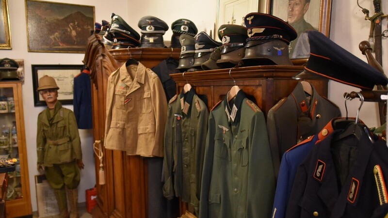 Uniformen aus dem Zweiten Weltkrieg im Antik-Haus in Straubing.