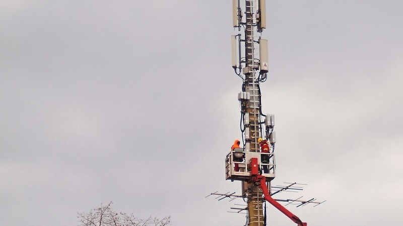 In luftiger Höhe - noch über den Baumwipfeln - waren die Techniker am Mittwoch am Funkmast in der Hochstraße zugange.