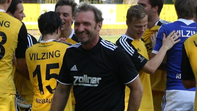 Vilzings Trainer Uli Karmann freut sich über den Auswärtssieg in Pullach. (Foto: Roland Dachauer)