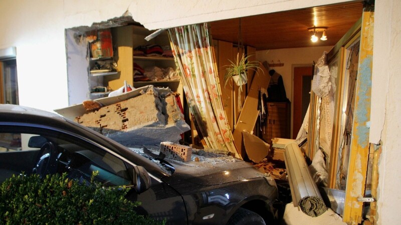 Ein BMW-Fahrer knallte in Brennberg durch eine Hauswand und landete im Schlafzimmer.