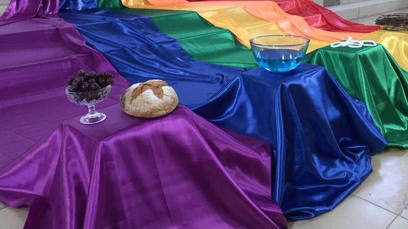 Mit den Farben des Regenbogens haben sich die Kinder der Pfarrei St. Peter auf Ostern vorbereitet.