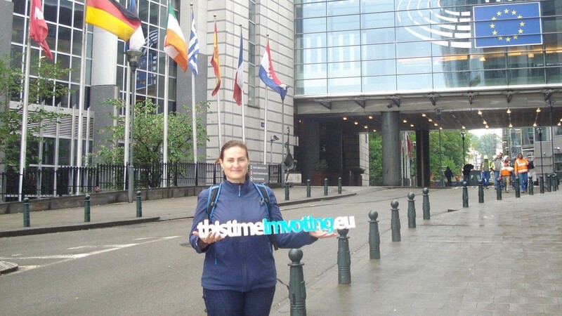 "This time I'm voting.eu" (Diesmal wähle ich) - Für Silke Dahli aus Furth im Wald, die seit vielen Jahren als Europasekretärin in Brüssel arbeitet, ist die Europawahl am 26. Mai ein Pflichttermin. Hier steht sie vor dem Parlamentsgebäude in Brüssel und macht mit einem 3D-Schild Werbung für die Europawahl.