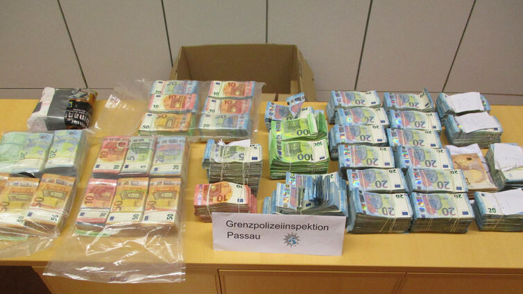 Die Polizei stellte rund 1,1 Millionen Euro sicher.