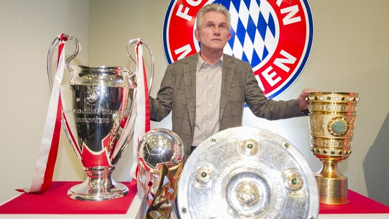 Jupp Heynckes steht in der Allianz Arena vor den Pokalen (Champions-League-Pokal, DFL-Supercup-Pokal, Meisterschale und DFB-Pokal), die er in der Saison 2012/2013 mit der Mannschaft des FC Bayern gewonnen hat.