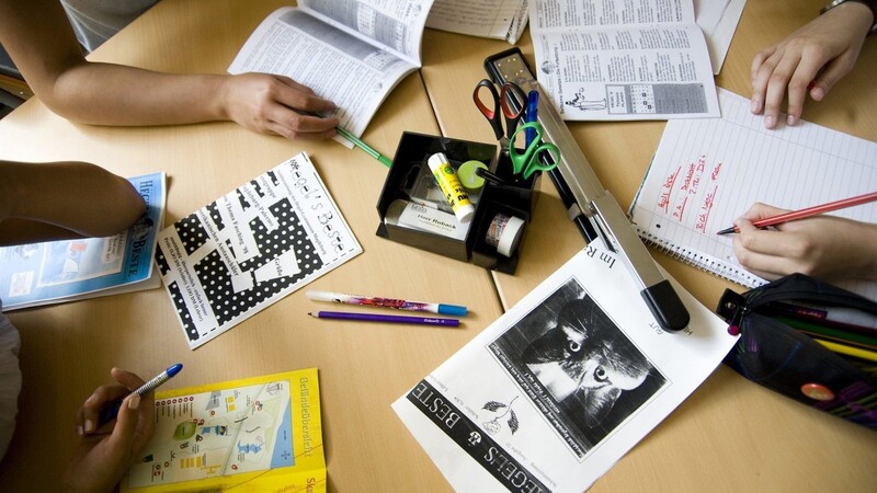 Blöcke, Stifte, Scheren und Kleber und andere Utensilien liegen während der Redaktionssitzung einer Schülerzeitung auf dem Redaktionstisch. (Symbolbild)